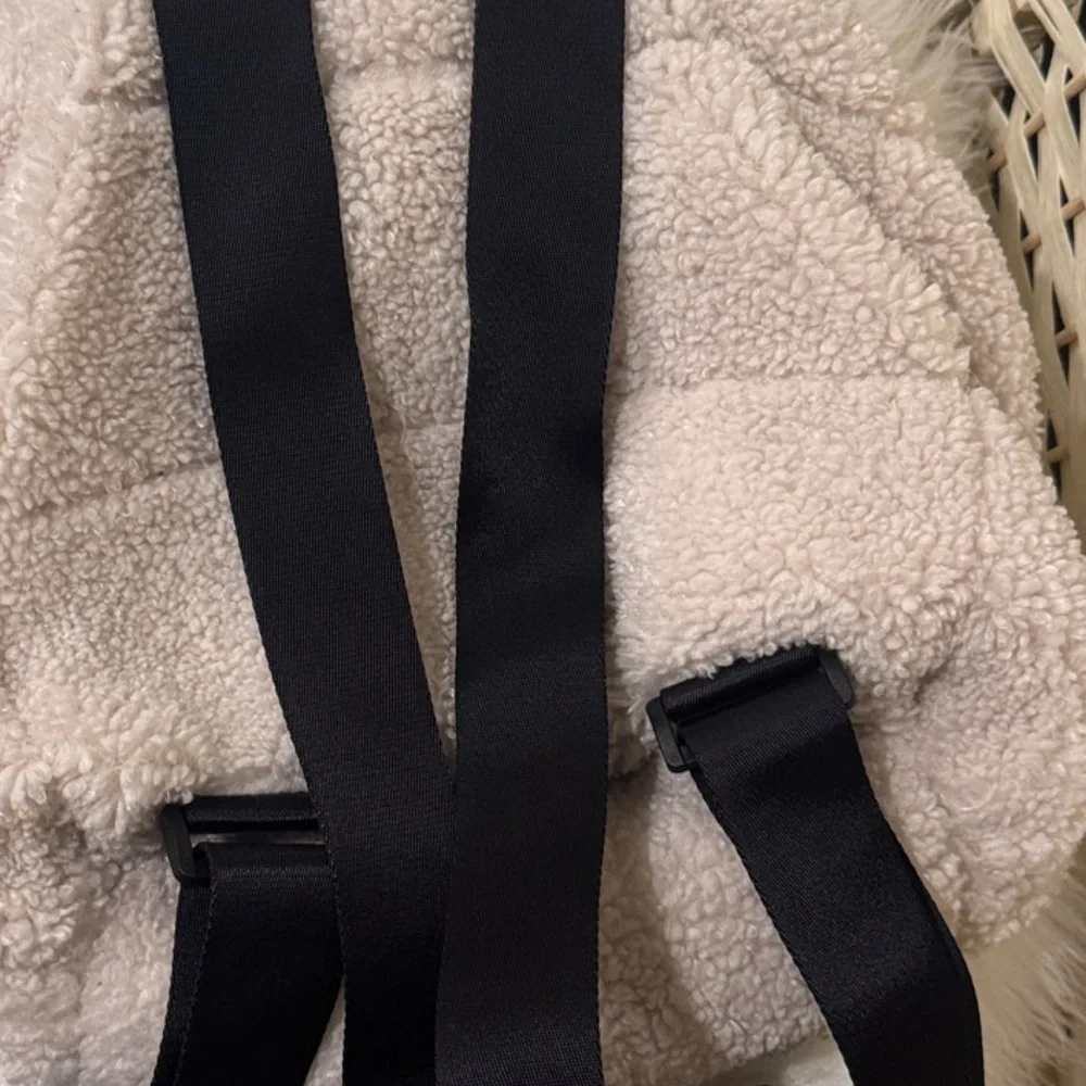 DKNY Cream Sherpa women’s Backpack - Picture 5 of 9